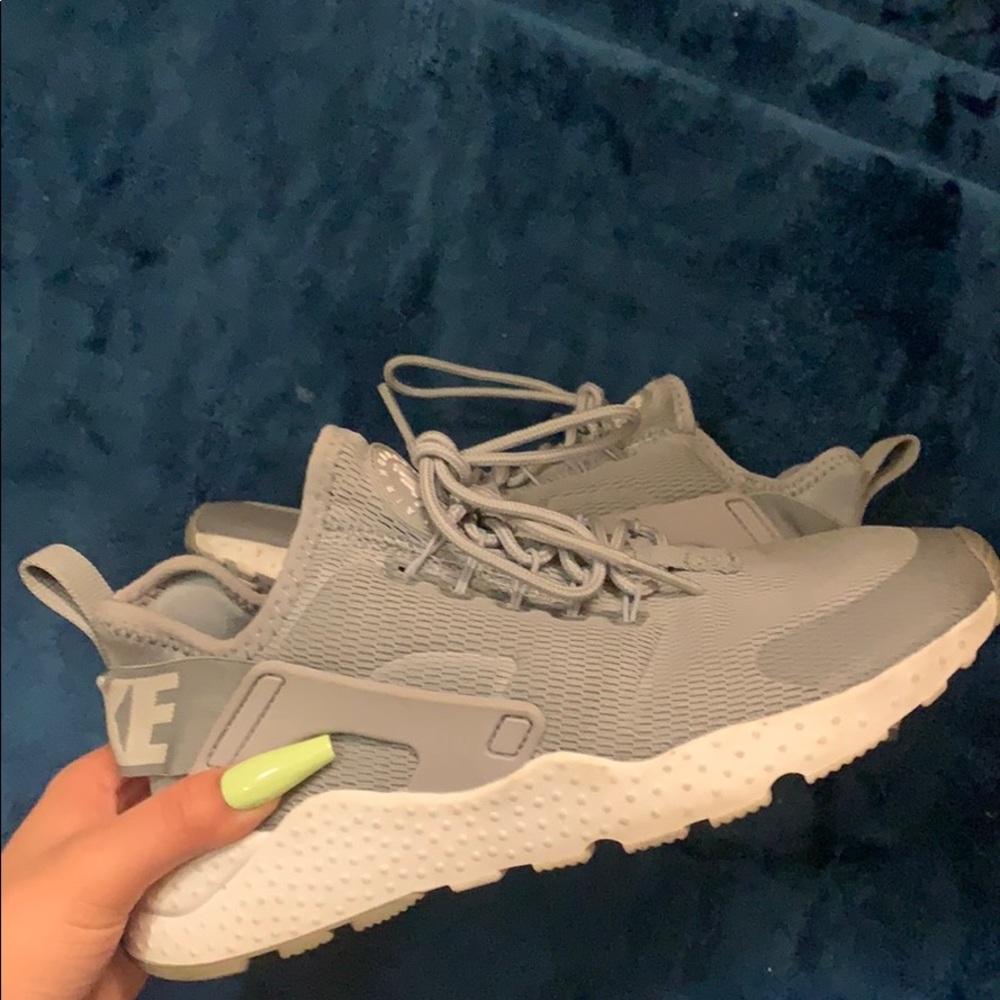 Nike huaraches grey